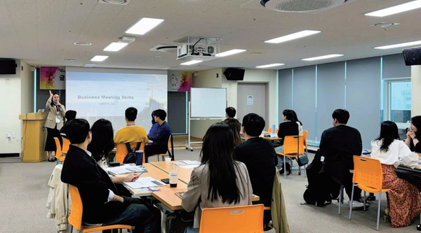 글로벌 핵심 인력 중 영어능력을 보유한 작원들 대상으로 역량 강화 교육 진행