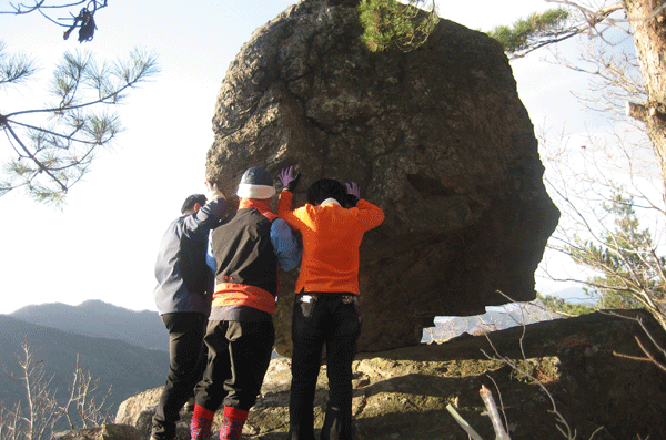 무척산 흔들바위