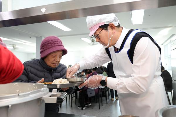 새해맞이 무료경로식당 배식봉사2