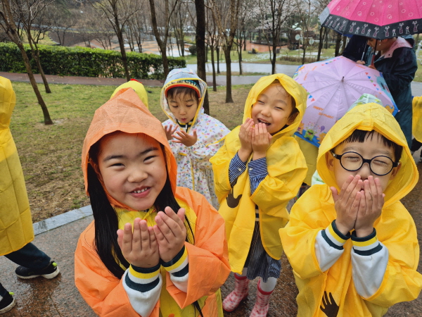 호호~ 입김으로 손 데우기 