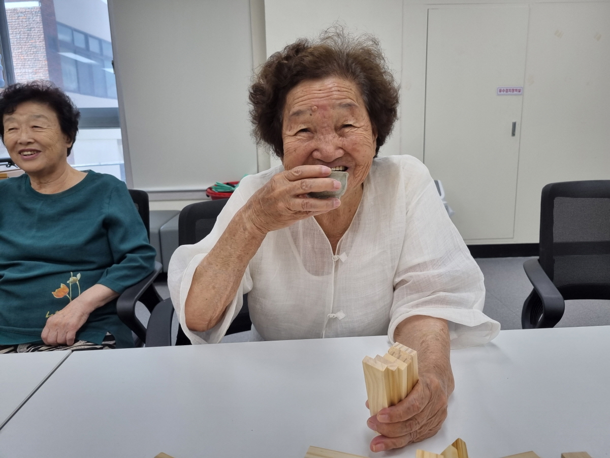 항상 예쁜미소 어르신~~ 차한잔 마시는 여유