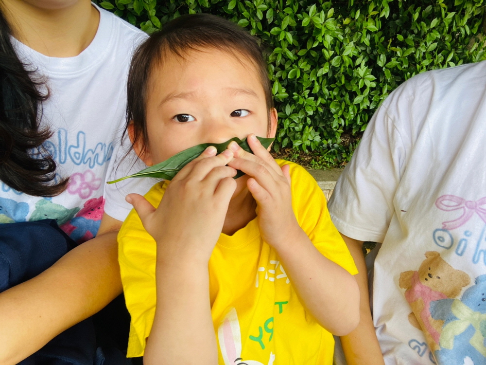 나뭇잎 향기를 맡아 보아요
