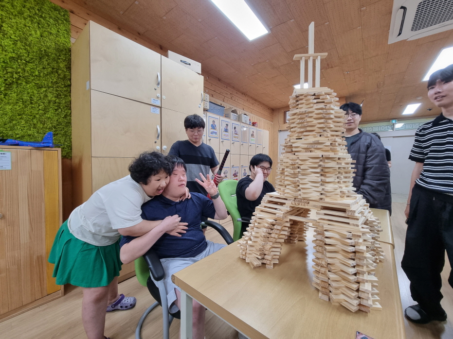 서로 협동하며 쌍둥이다리를 만들었어요