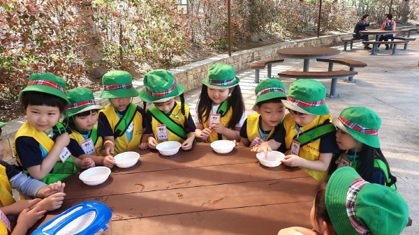 올챙이 뒷다리 도룡뇽 다리 관찰