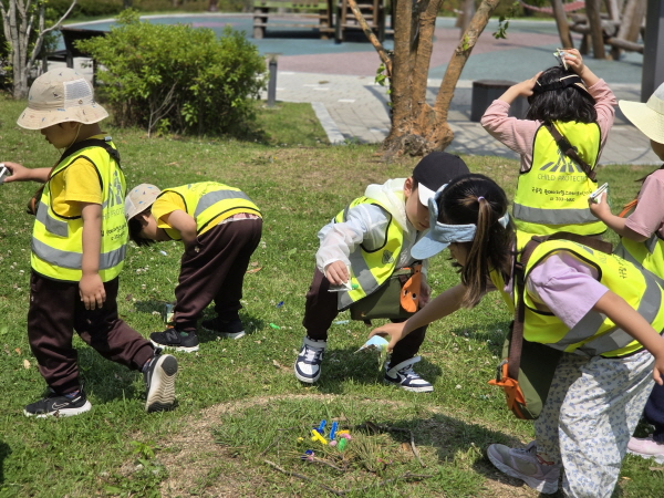 새부리로 애벌레를 찾아요