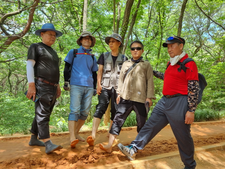 황톳길을 걸으며 스트레스를 풀어볼까요?