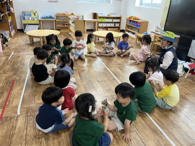 모두 모여 신나게.