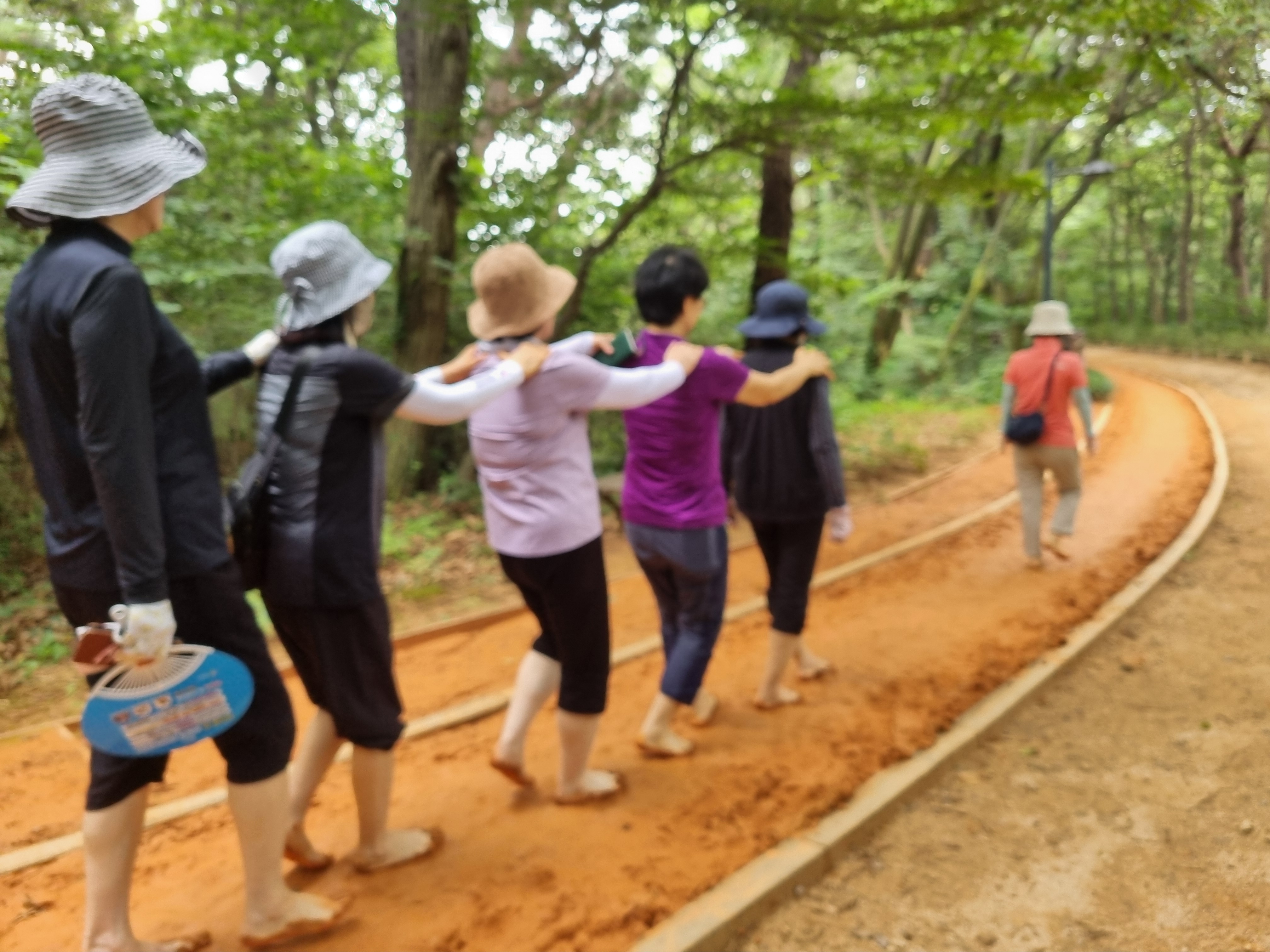 발감각과 앞 사람을 믿고 눈 감고 걸어 봄