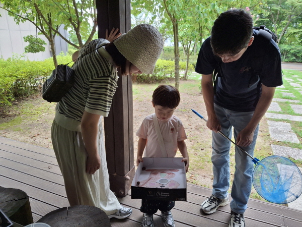 다람쥐 먹이주기