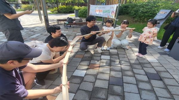 도토리 미끄럼을 타요~