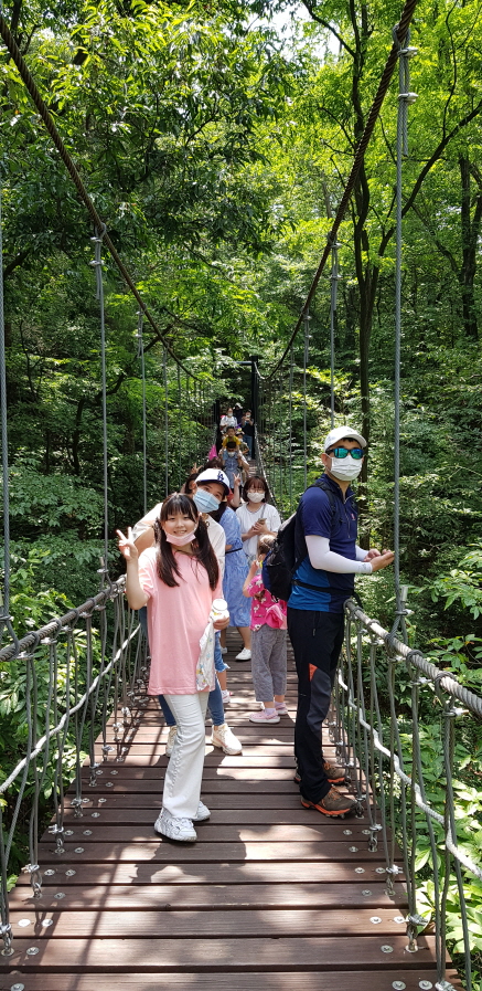 어여쁜 공주의 브이~! 어지러운 출렁다리에서도 가족이 함께라서 마냥 행복한~♡