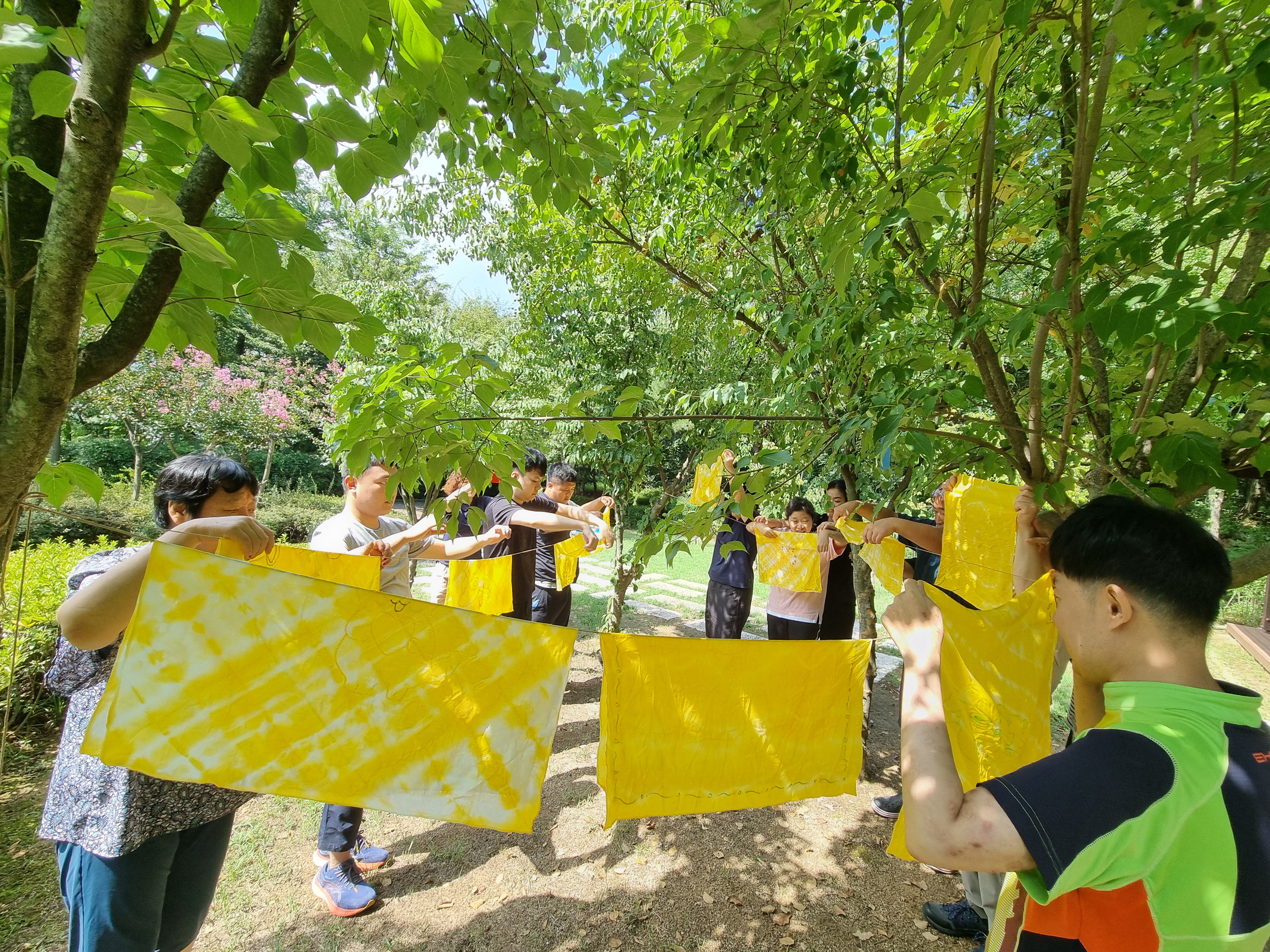 손수 물들인 노란 손수건이 꽃이 되는 시간