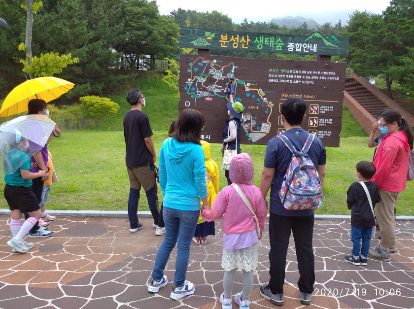 비오는 날엔 우산들고 비옷입고~ 상큼한 숲의 공기 마음껏 마셔보아요~