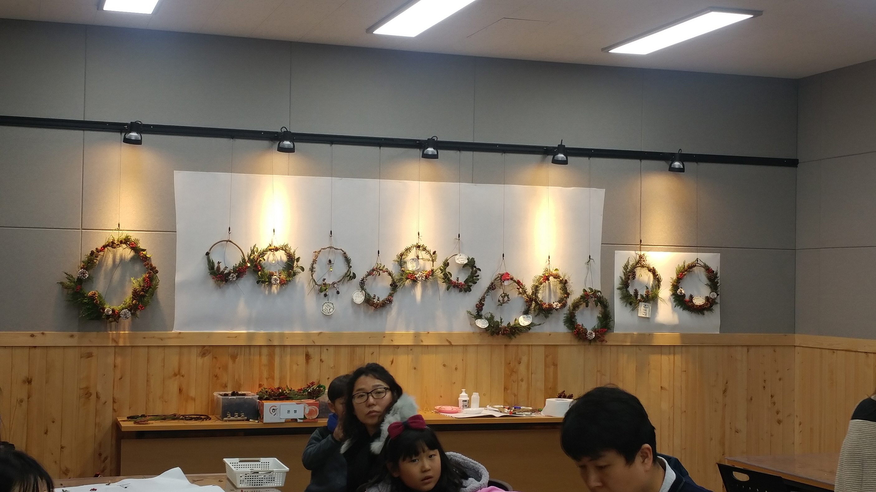 가족들이 만든 리스 전시