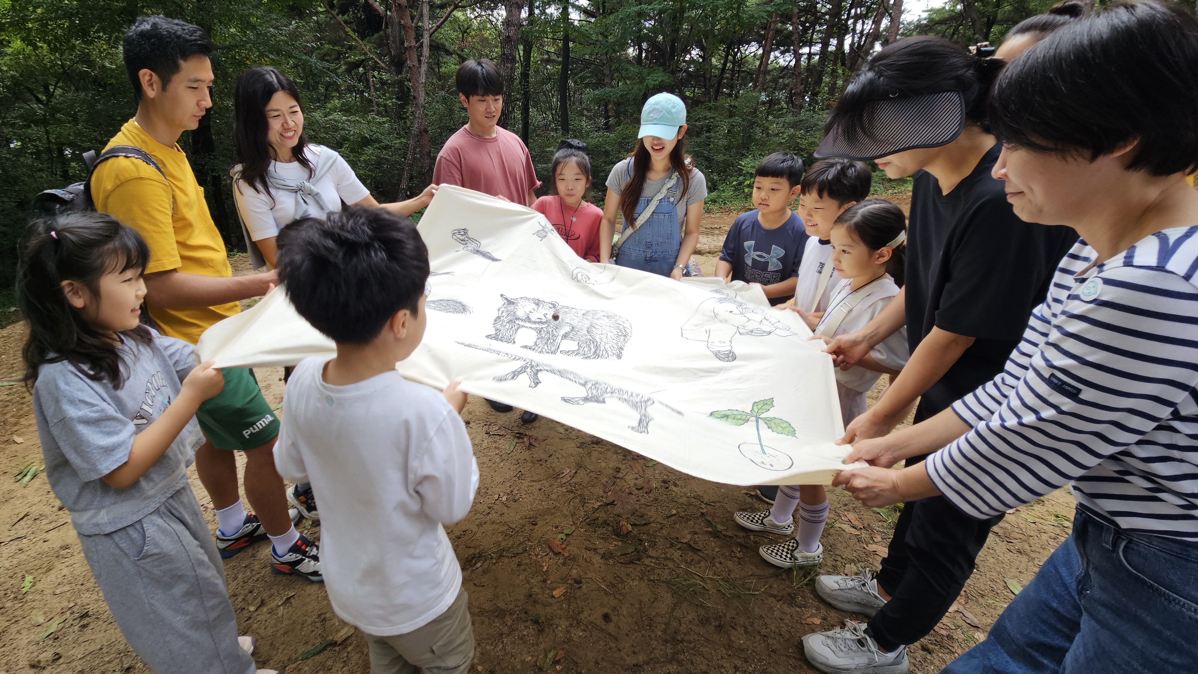 한그루의 참나무가 여러가지 위험을 피해서 자라났어요