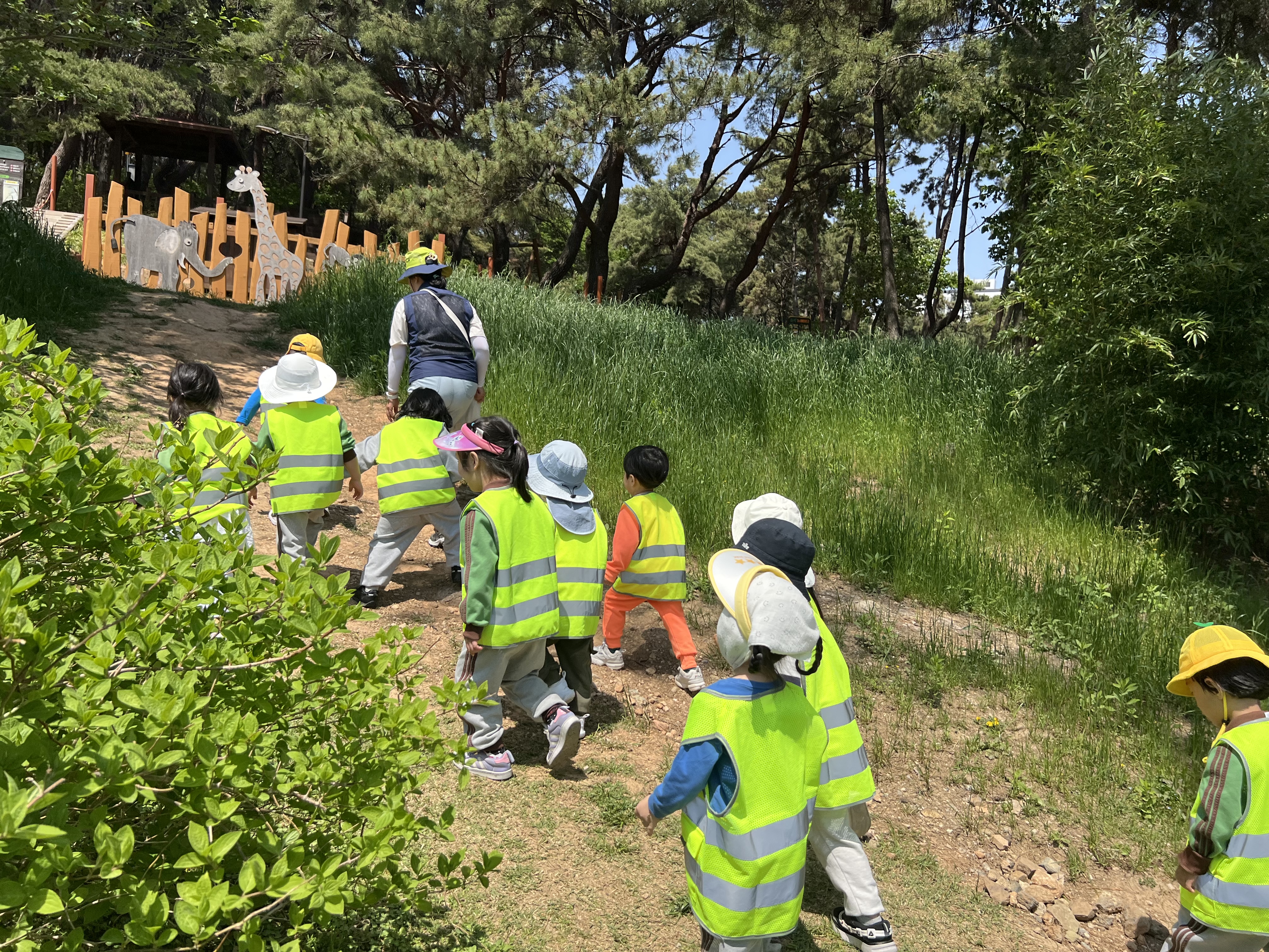 숲으로 꽃 만나러가요.