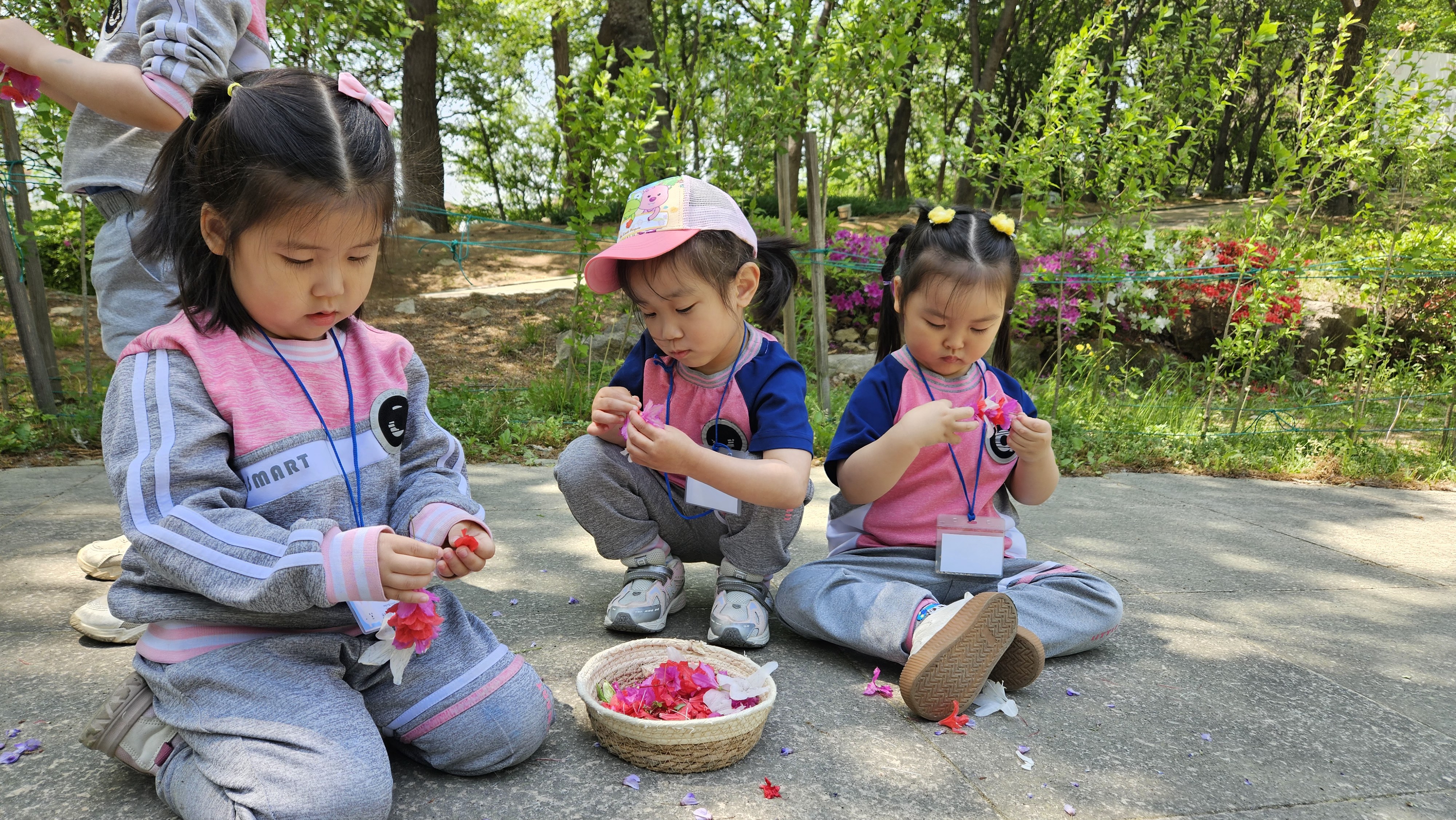 떨어진 꽃으로 나뭇가지에 꽂아요