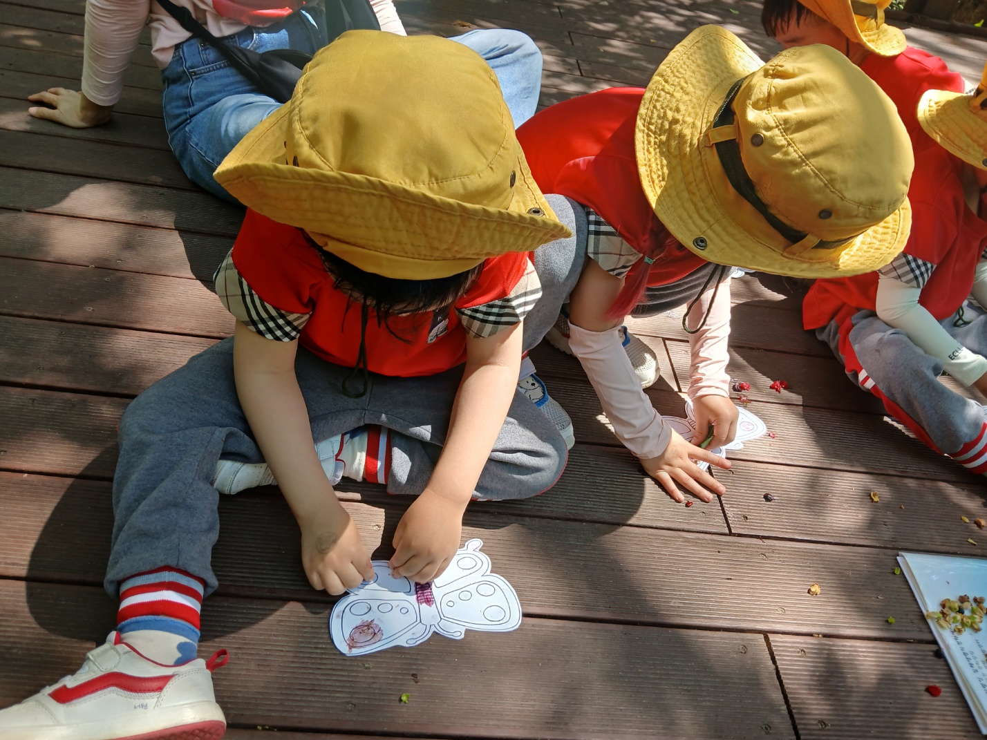 버찌, 뱀딸기. 풀잎으로 나비를 색칠해요