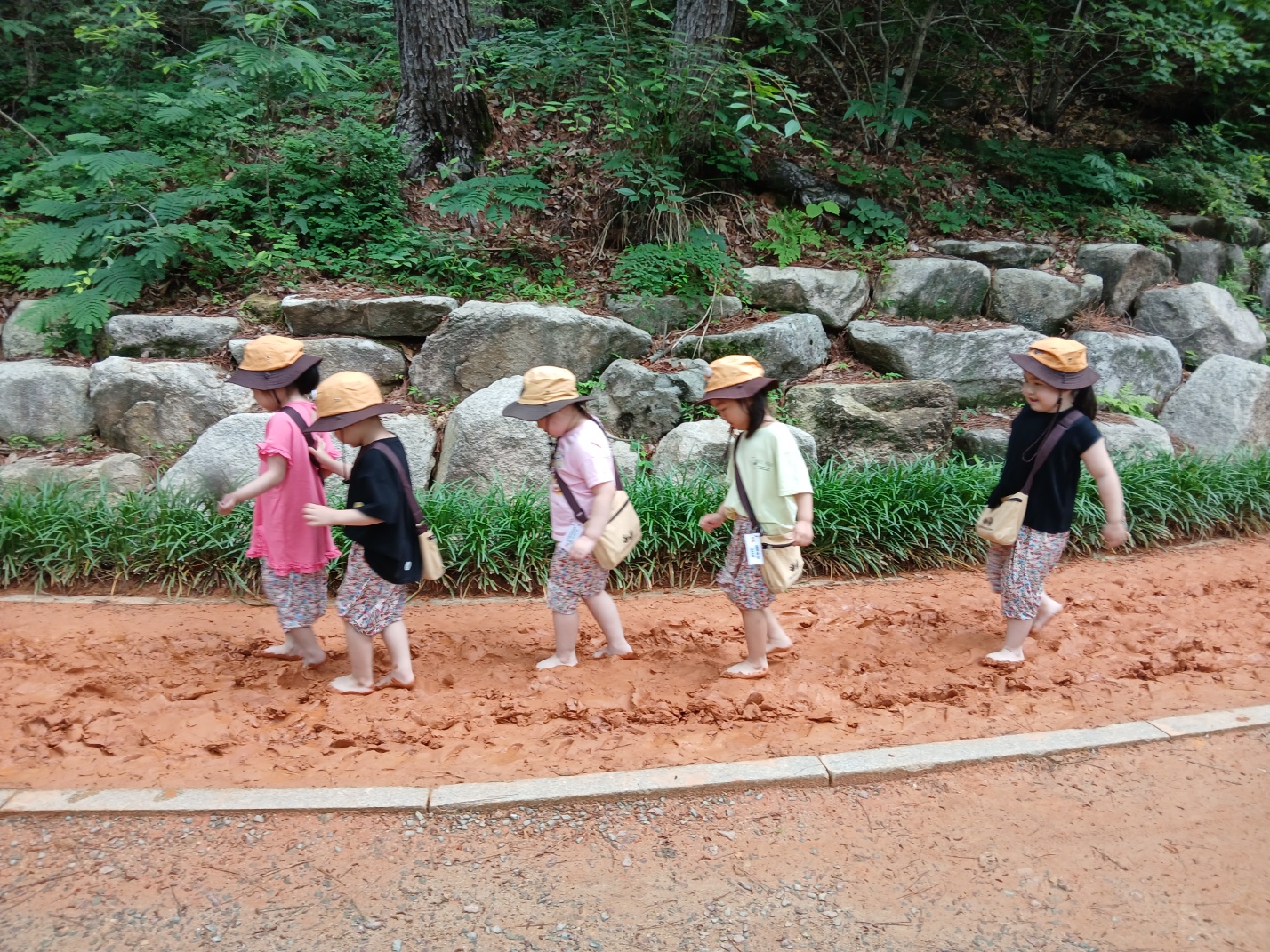 나란히 나란히 맨발로 걸어요 