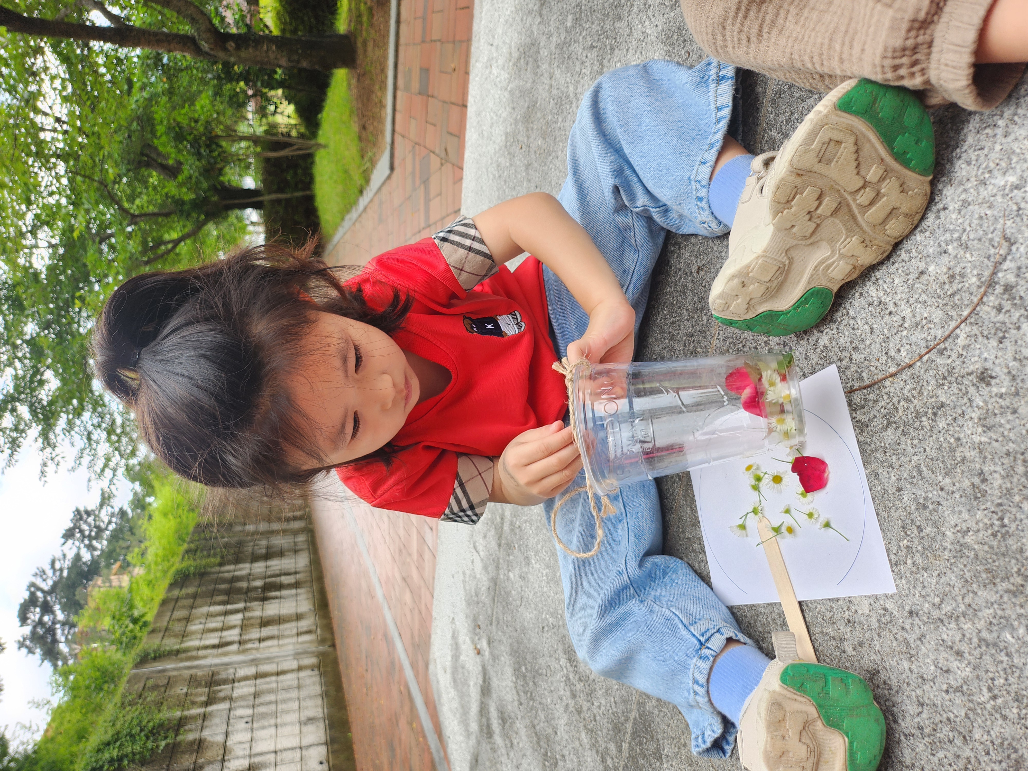 숲바구니에 담겨진 나뭇잎을 탐색하여요