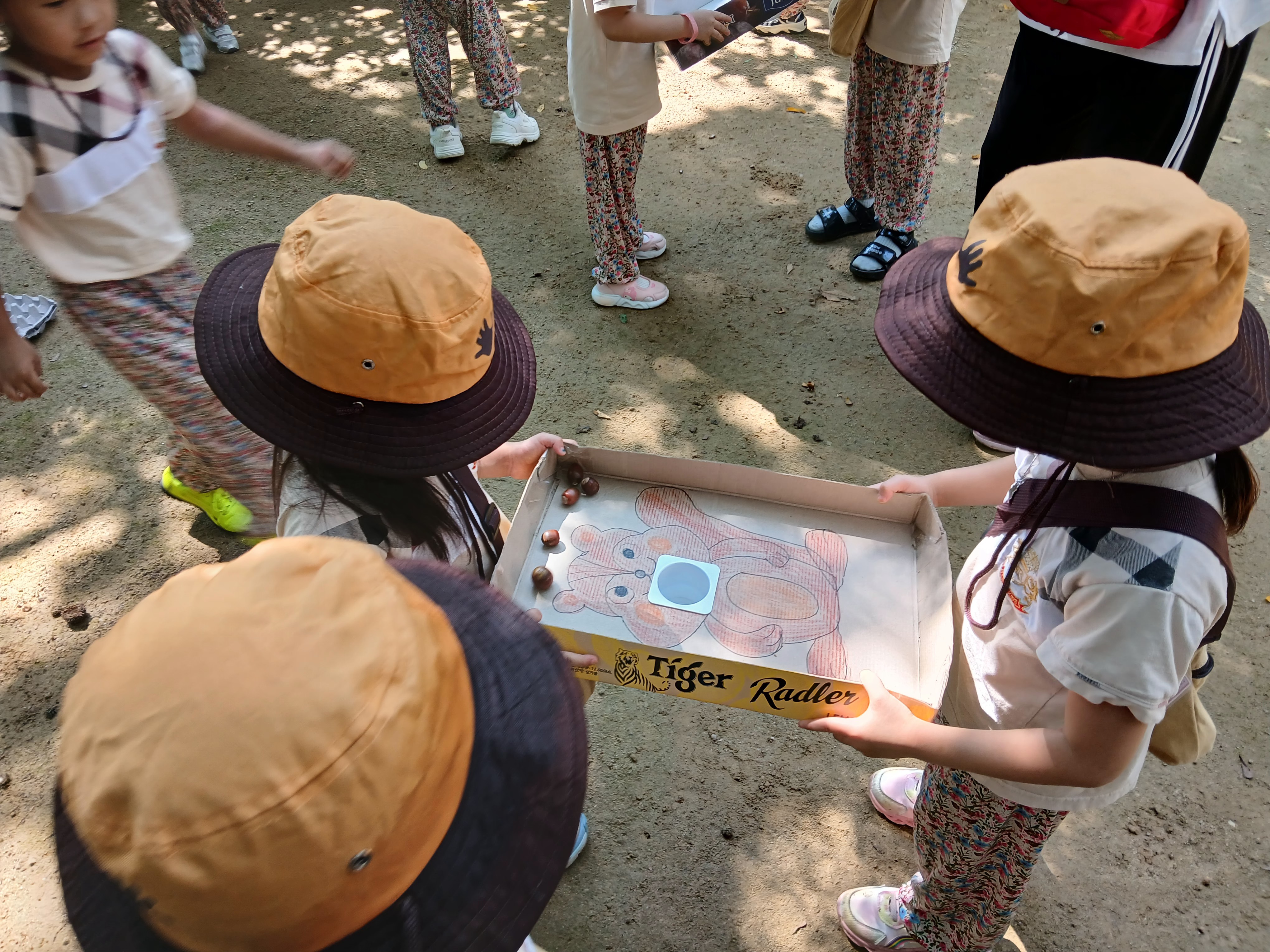 우리가 주운 도토리를 다람쥐 입에 넣어 주자